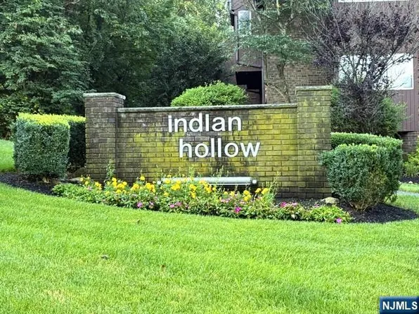 132 Indian Hollow Ct, Mahwah, NJ 07430