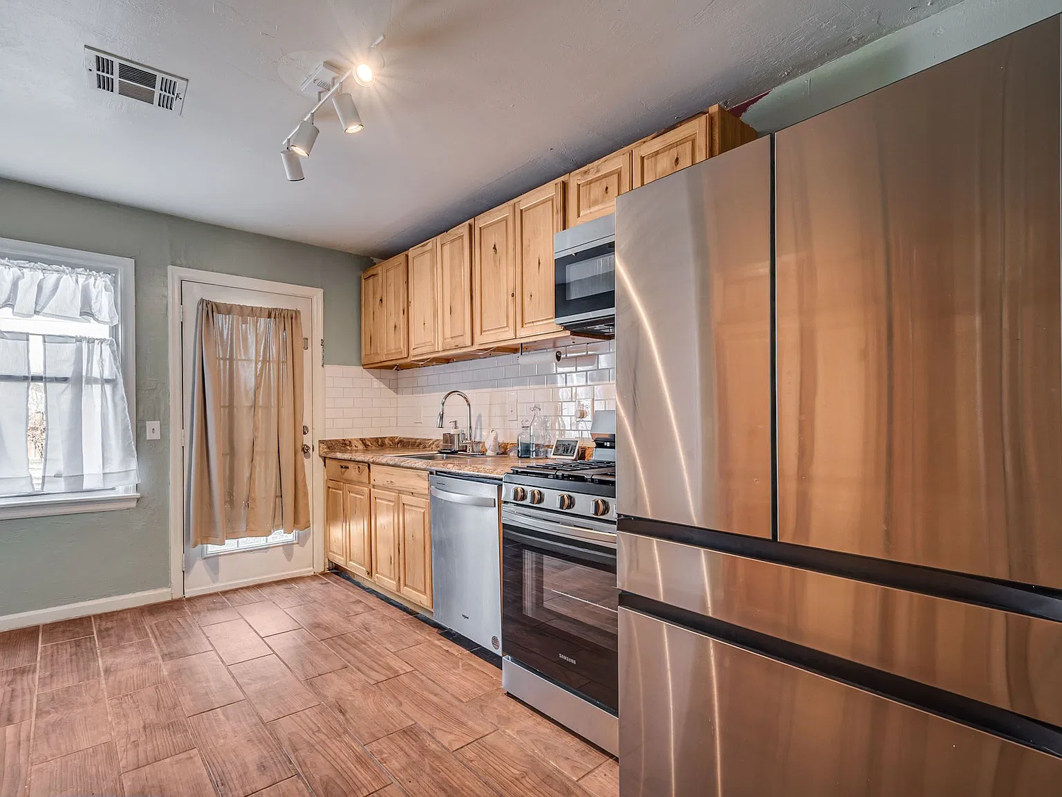 2 bed, 676 sqft, $1,200 — Photo 3