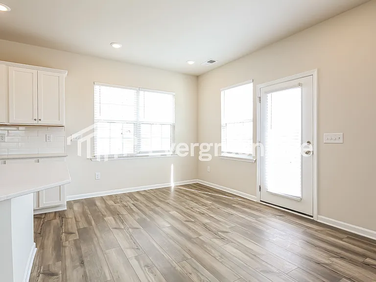 122 Farmwell Dr — Photo 5
