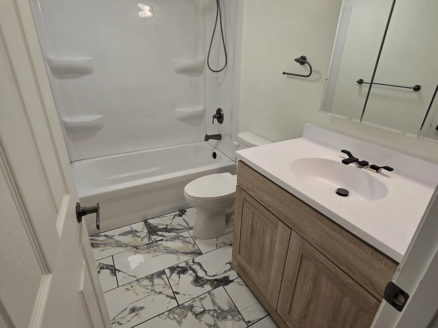 2 bed, 864 sqft, $1,300 — Photo 3