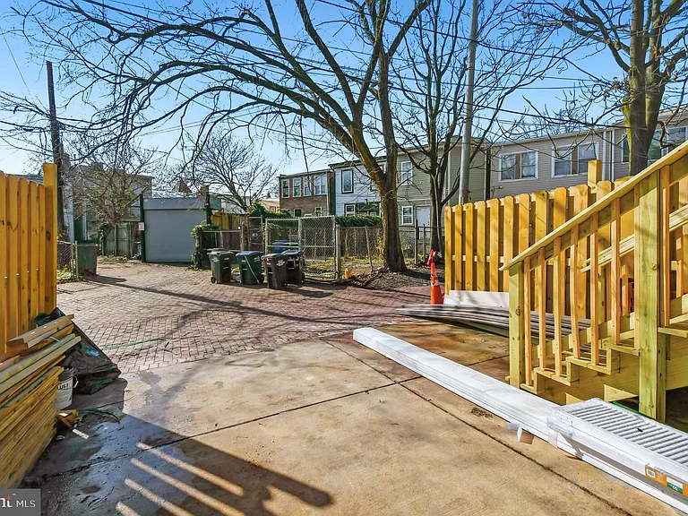517 Florida Ave NE — Photo 40