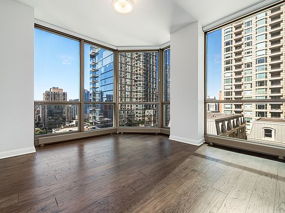 5th image of 21 E Huron St APT 1507