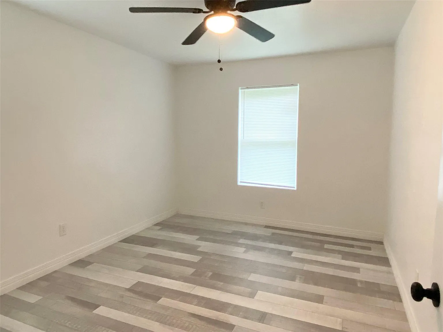2 bed, 1.0 bath, 1522 sqft, $1,300 — Photo 2