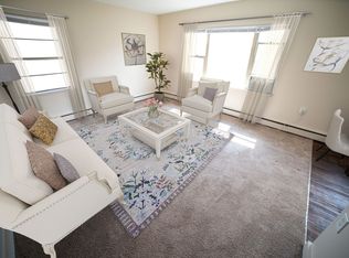 426-434 Rice St #426-05, Wayzata, MN 55391