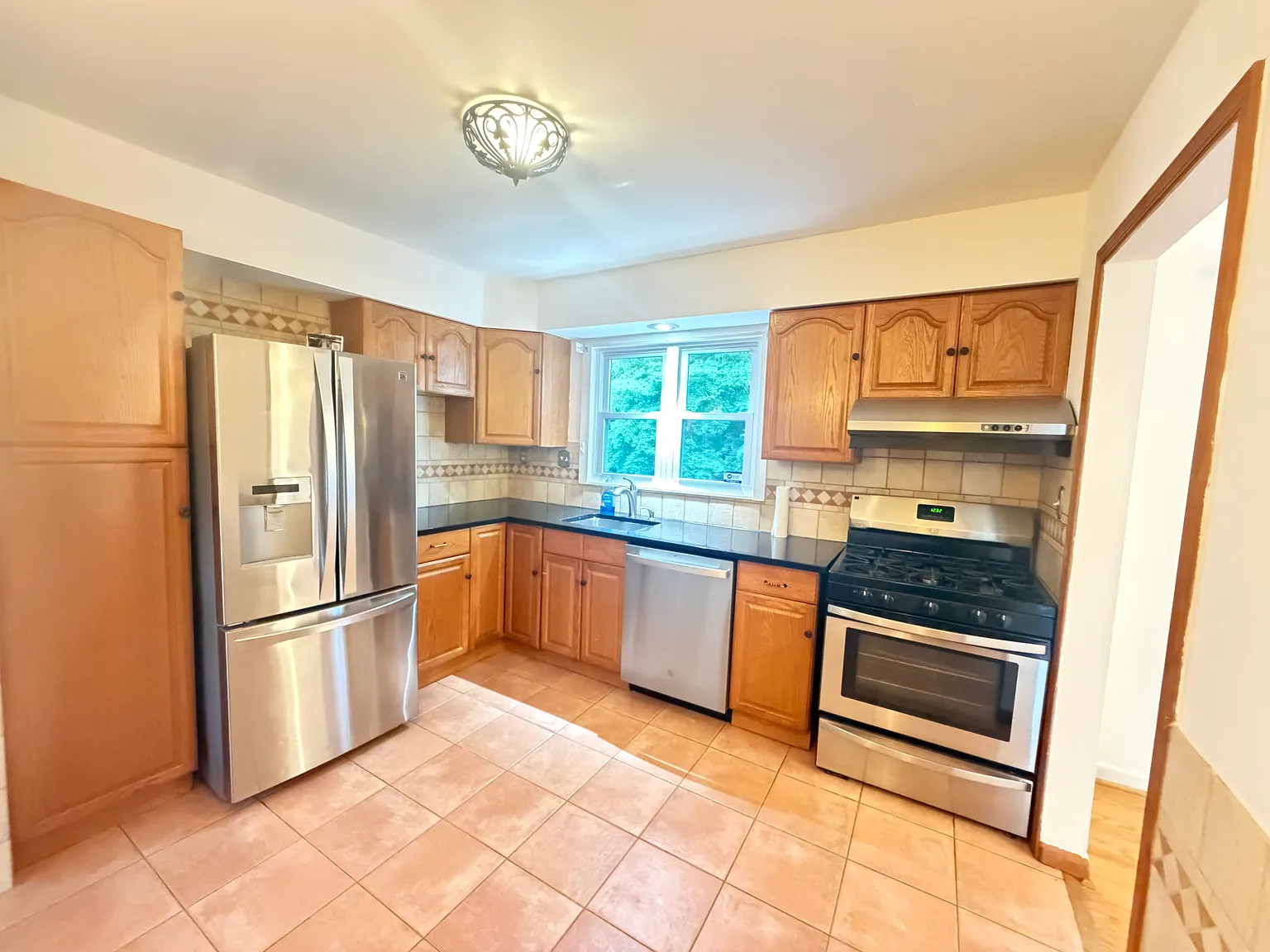 3 bed, 1658 sqft, $4,200 — Photo 2