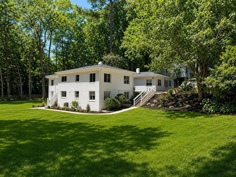 Leonard Apartments
