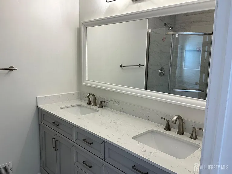 246 Hyde Park Rd — Photo 17
