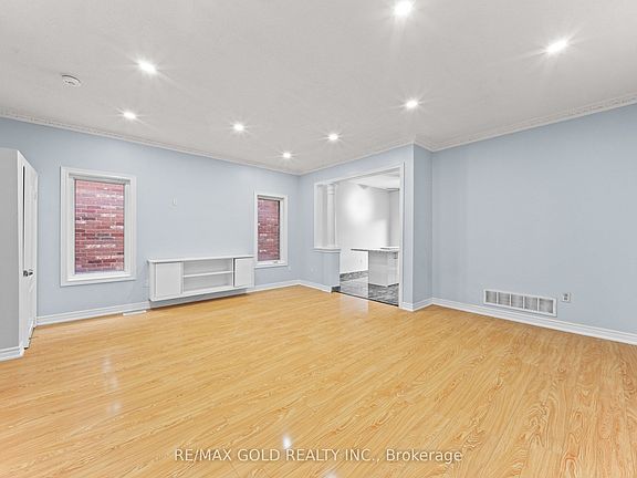 4th image of 70 Crystalview Cres