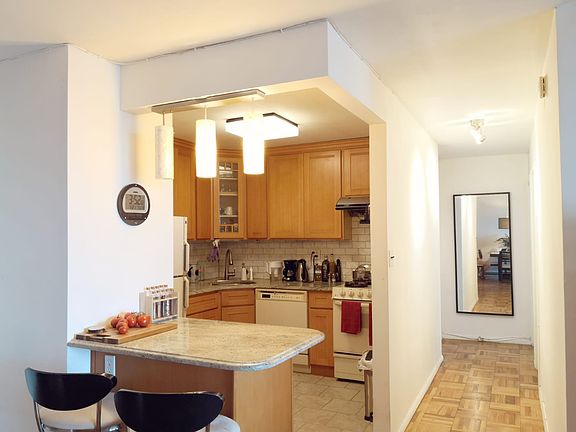 5th image of 2100 Linwood Ave APT 18U