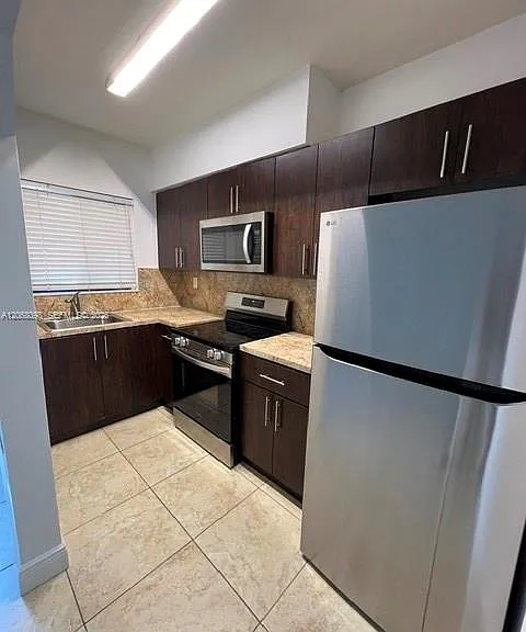 2121 SW 14th Ter #5 — Photo 5