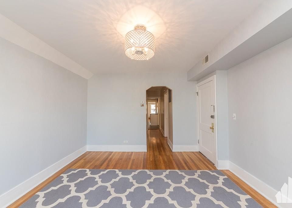 1st image of 4132 N Claremont Ave #20