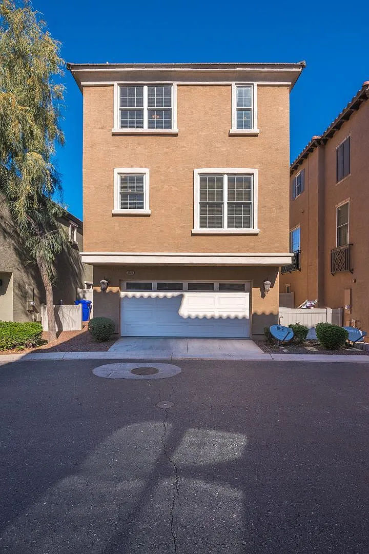 3 bed, 3.5 bath, 2017 sqft, $2,895 — Photo 3