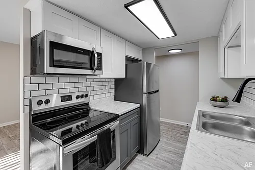 Emerald Square Villas Photo 1