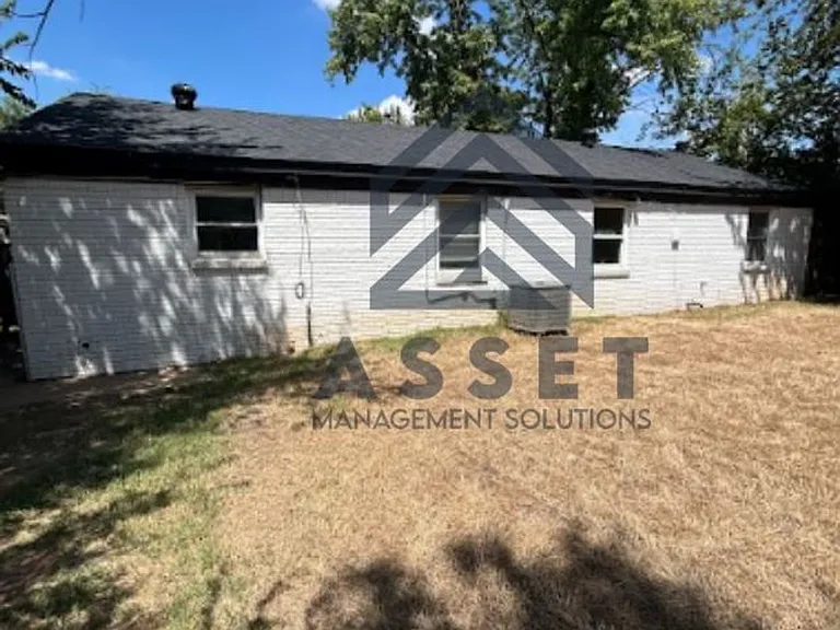 2116 Westchester Dr — Photo 11