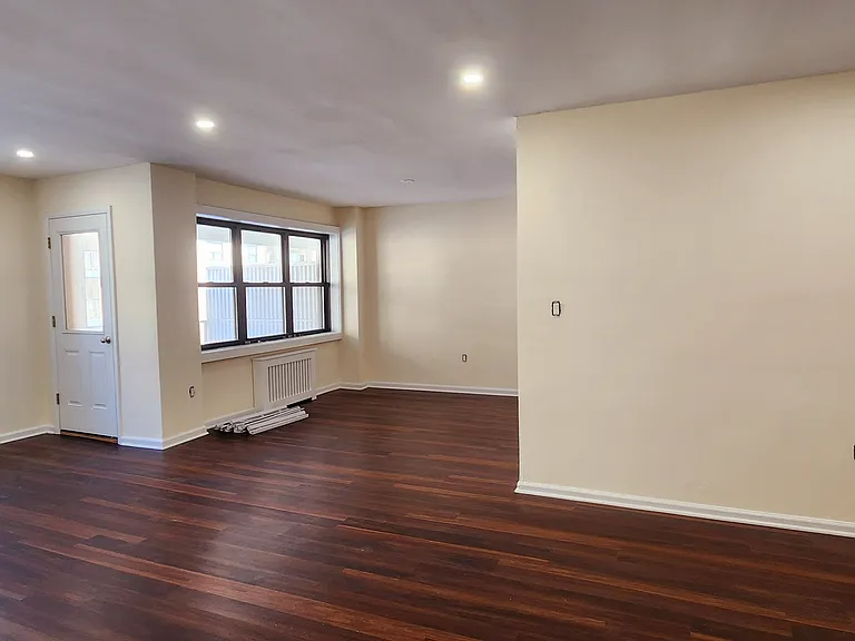 E Broadway — Photo 4