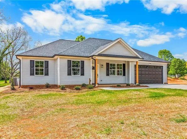 109 Hickory St, Yadkinville, NC 27055