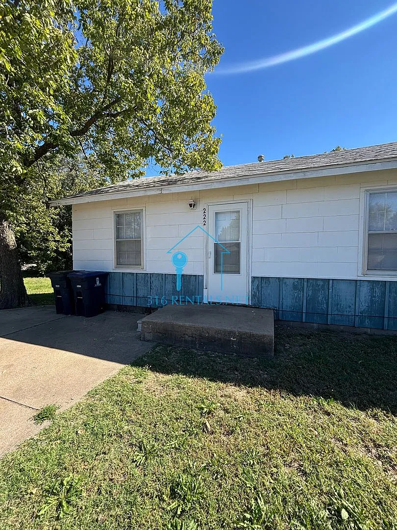 Two bed one bath duplex for rent NOW! — Photo 1