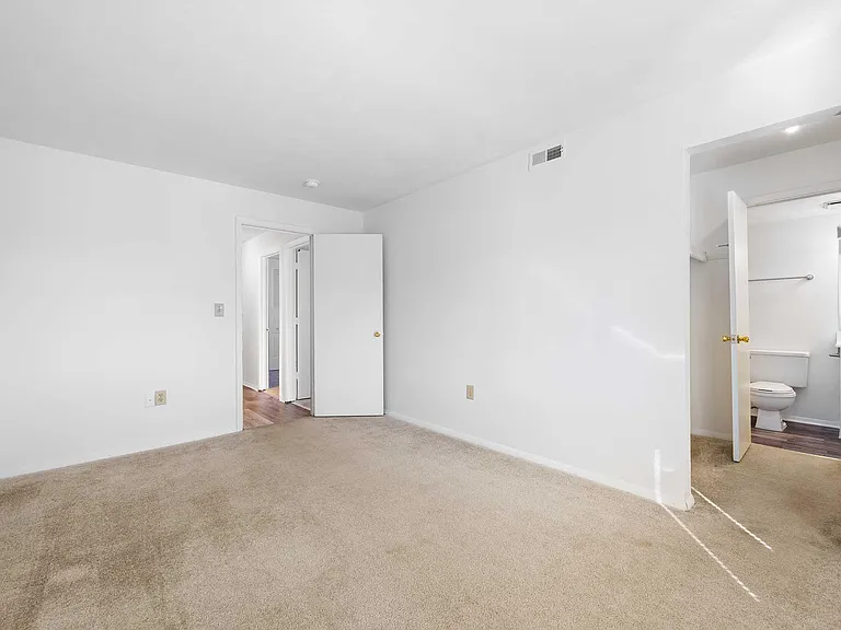 Foxridge Apartment Homes — Photo 205