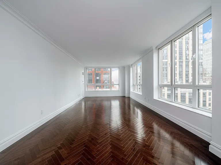 351 E 51st St #9C — Photo 4