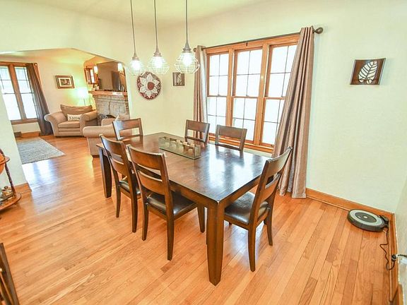 3rd image of 827 Richards Ave