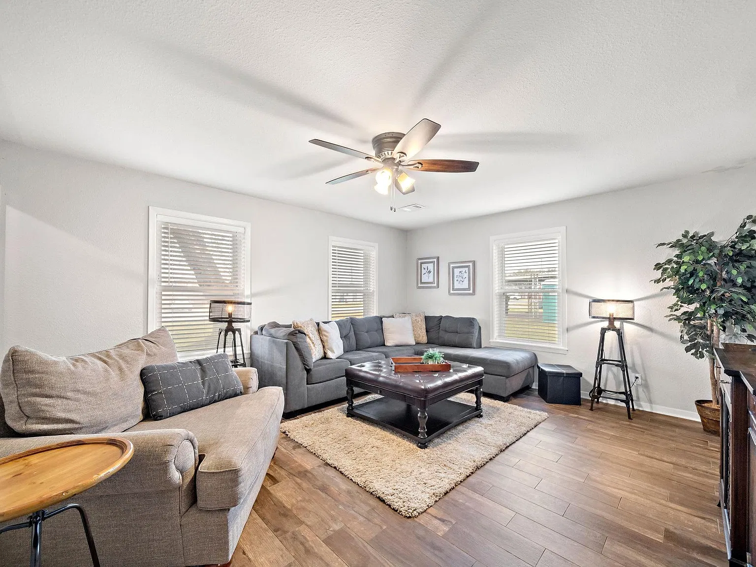 3 bed, 1.5 bath, 1210 sqft, $1,795 — Photo 2