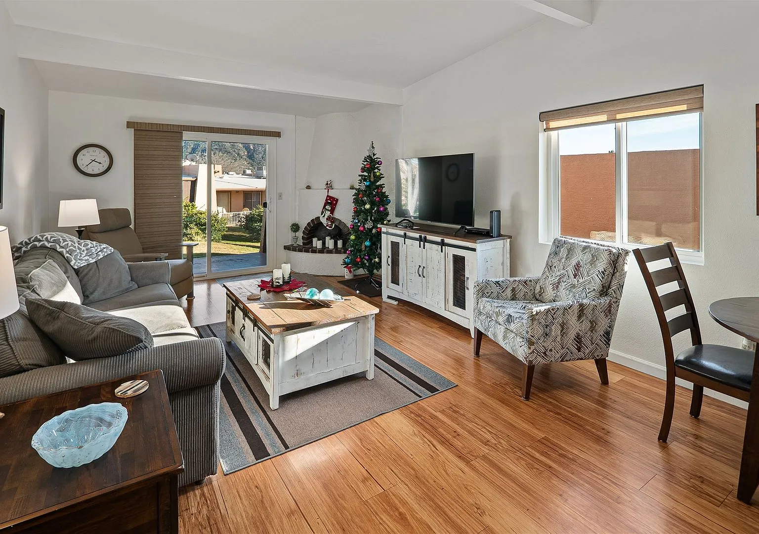 Pet-Friendly, Comfortable Condo on Oak Creek Golf Course! — Photo 1
