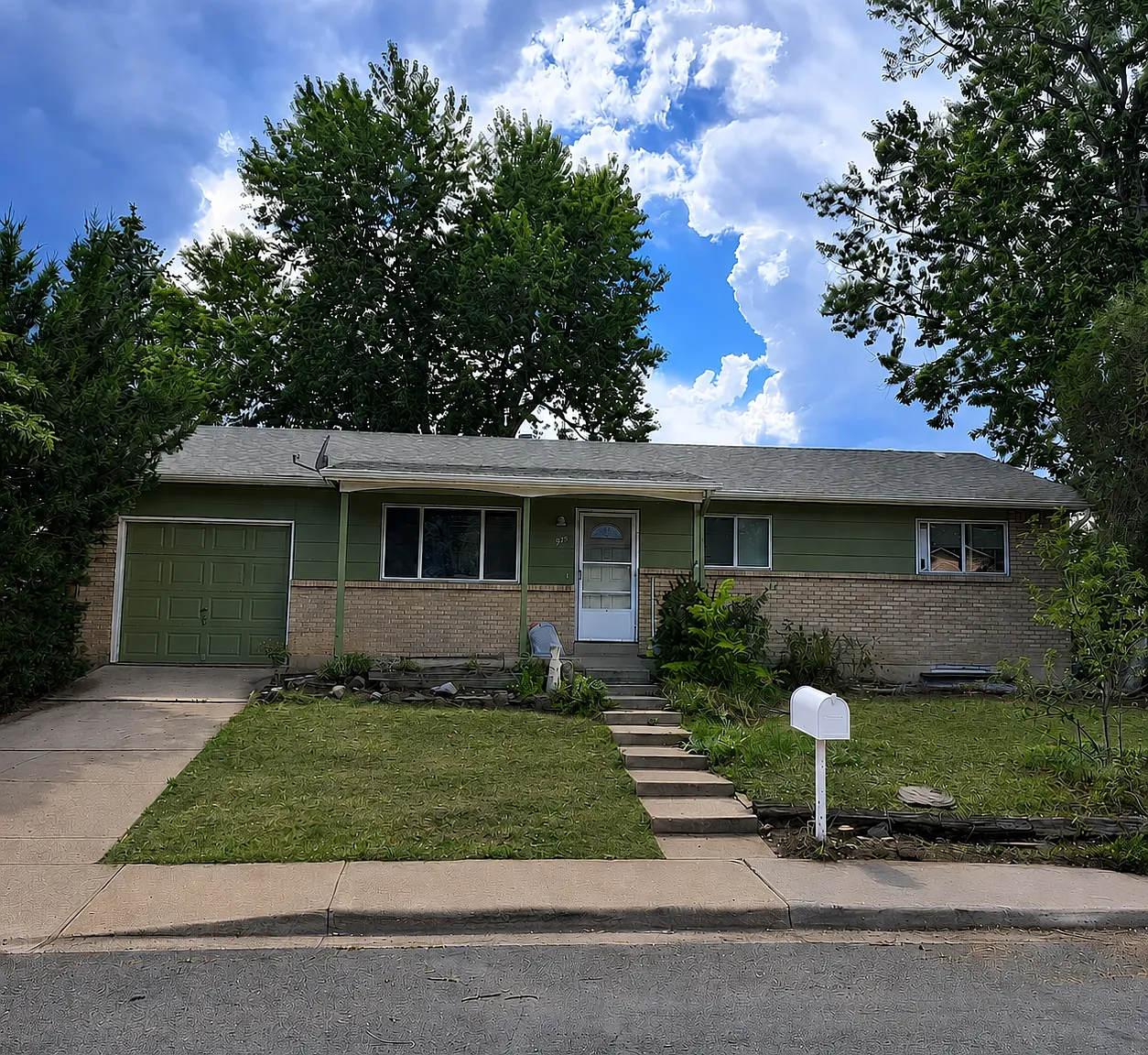 975 McIntire St — Photo 1