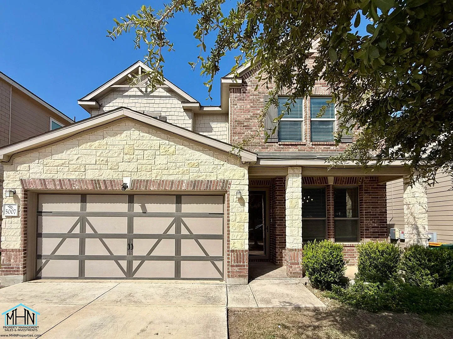 Discover your dream home just minutes from Randolph AFB and conveniently located near Fort Sam Ho... — Photo 2