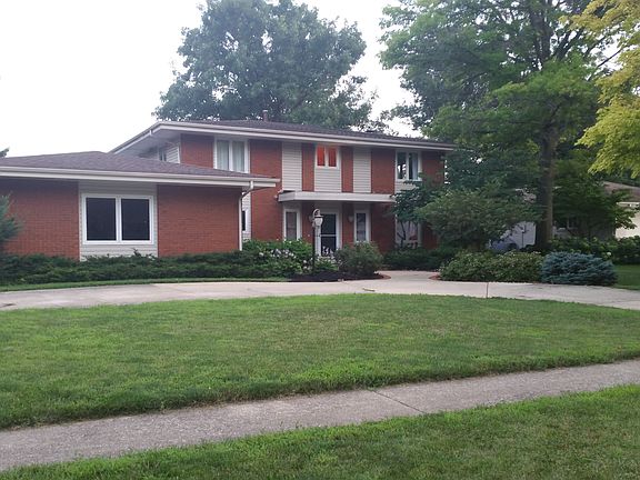 Circle driveway/sideload gar