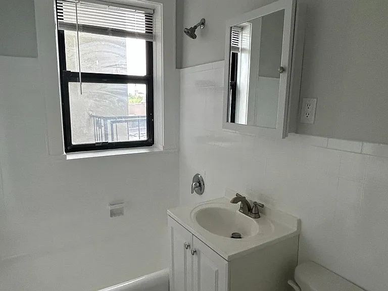 7 W Clinton Ave — Photo 4