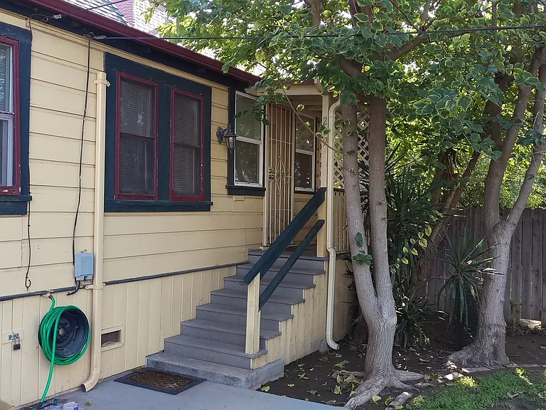 239 E San Joaquin Ave — Photo 1