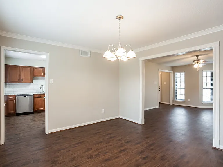 501 W Hunters Ln — Photo 6