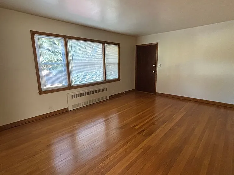 7605 W Hadley St — Photo 2