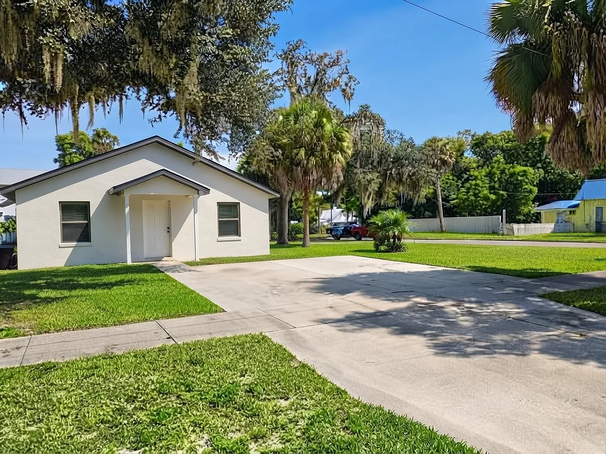 3 bed, 992 sqft, $1,600 — Photo 1