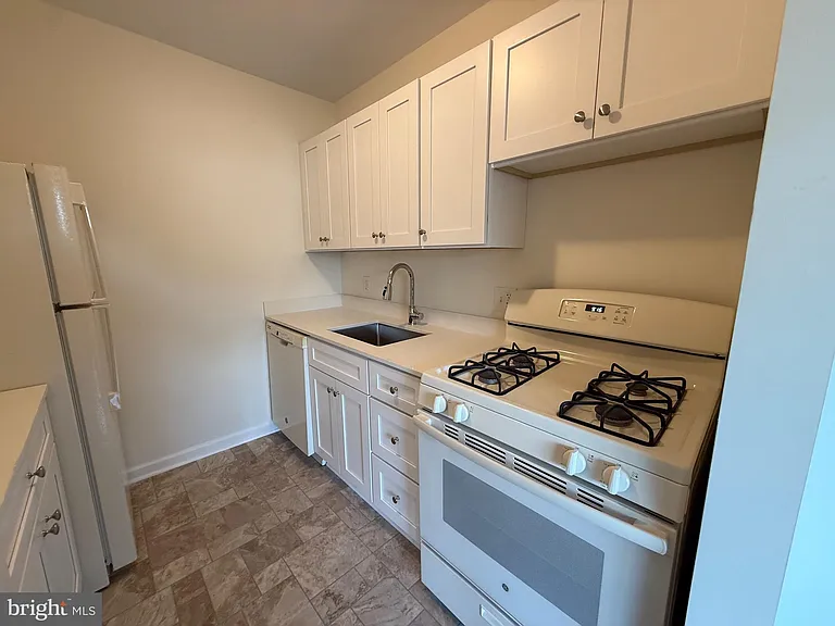 2754 Hollywood Rd #304 — Photo 5