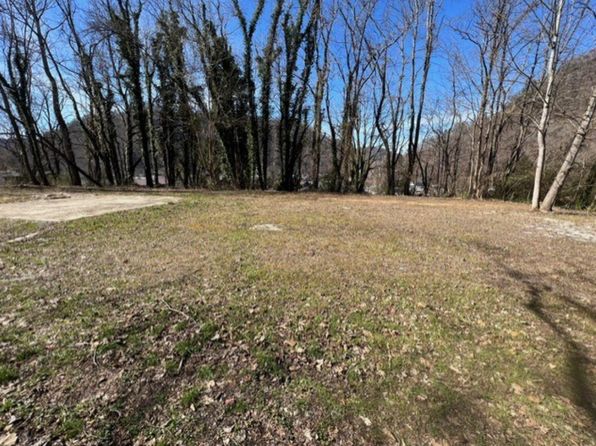 120 6th St, Elkhorn City, KY 41522