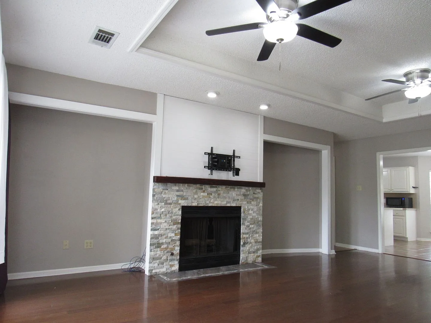 3 bed, 2.0 bath, 1849 sqft, $1,825 — Photo 4