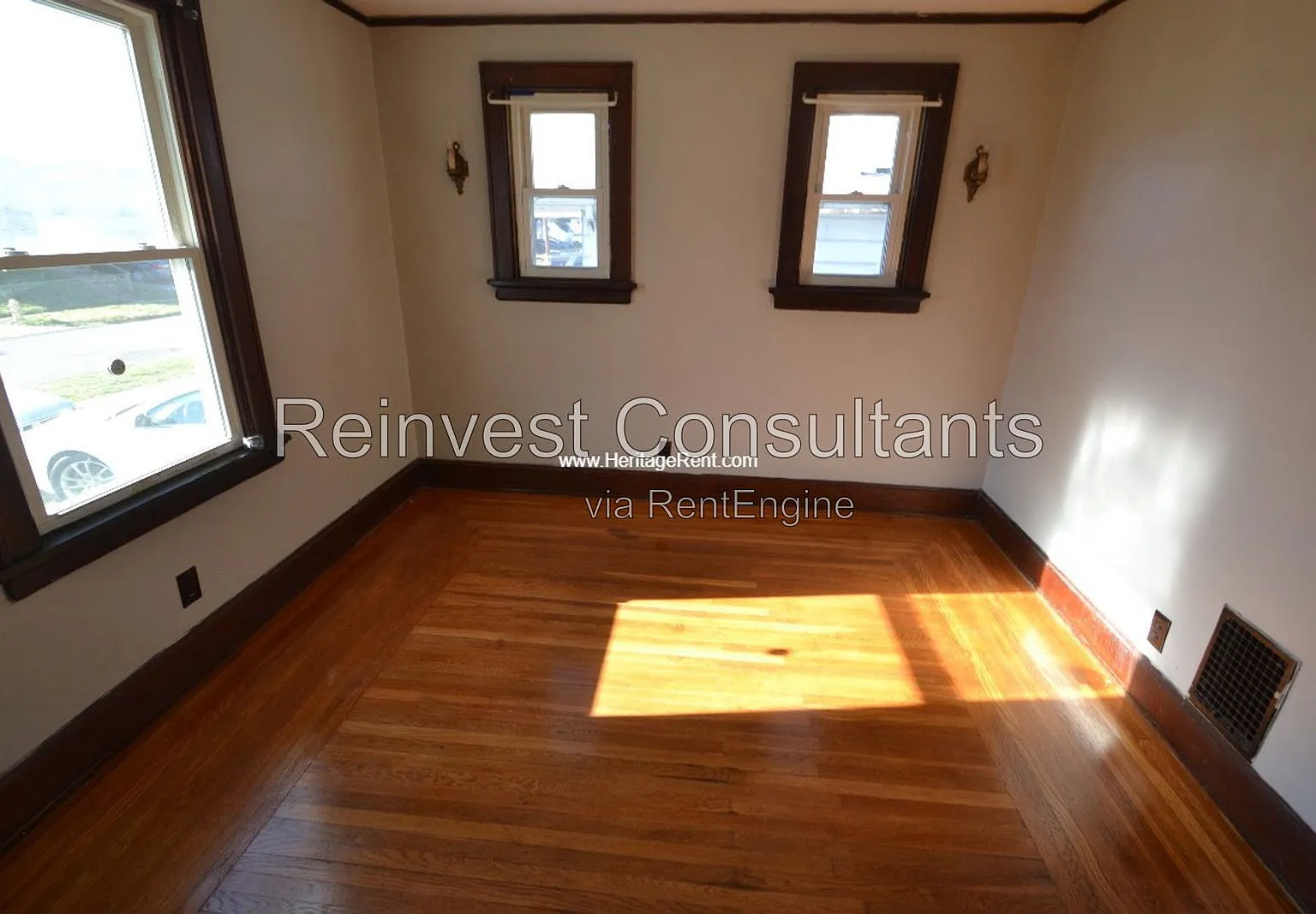 3 bed, 1.0 bath, 944 sqft, $1,595 — Photo 2