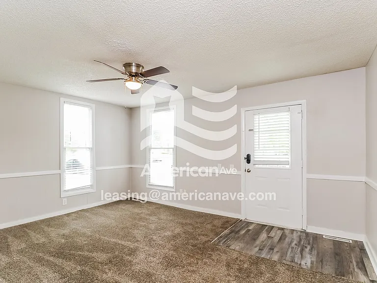 702435_003_living_room_13685222.jpg