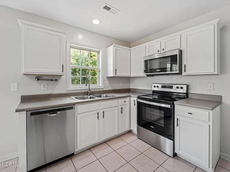 172 E Ridge Ct — Photo 8
