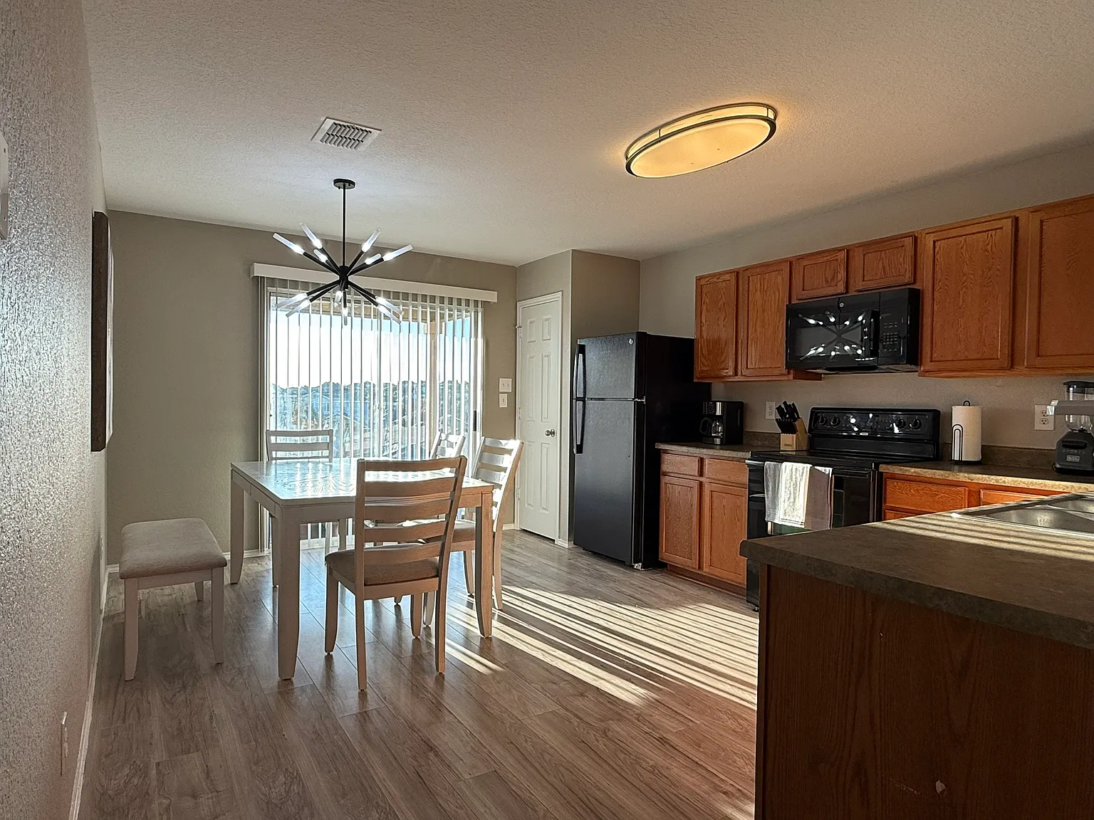 3 bed, 2.5 bath, 2104 sqft, $4,300 — Photo 2