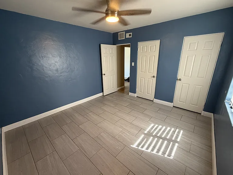 537 W Mariposa St — Photo 4