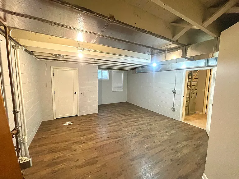 6464 William St — Photo 9