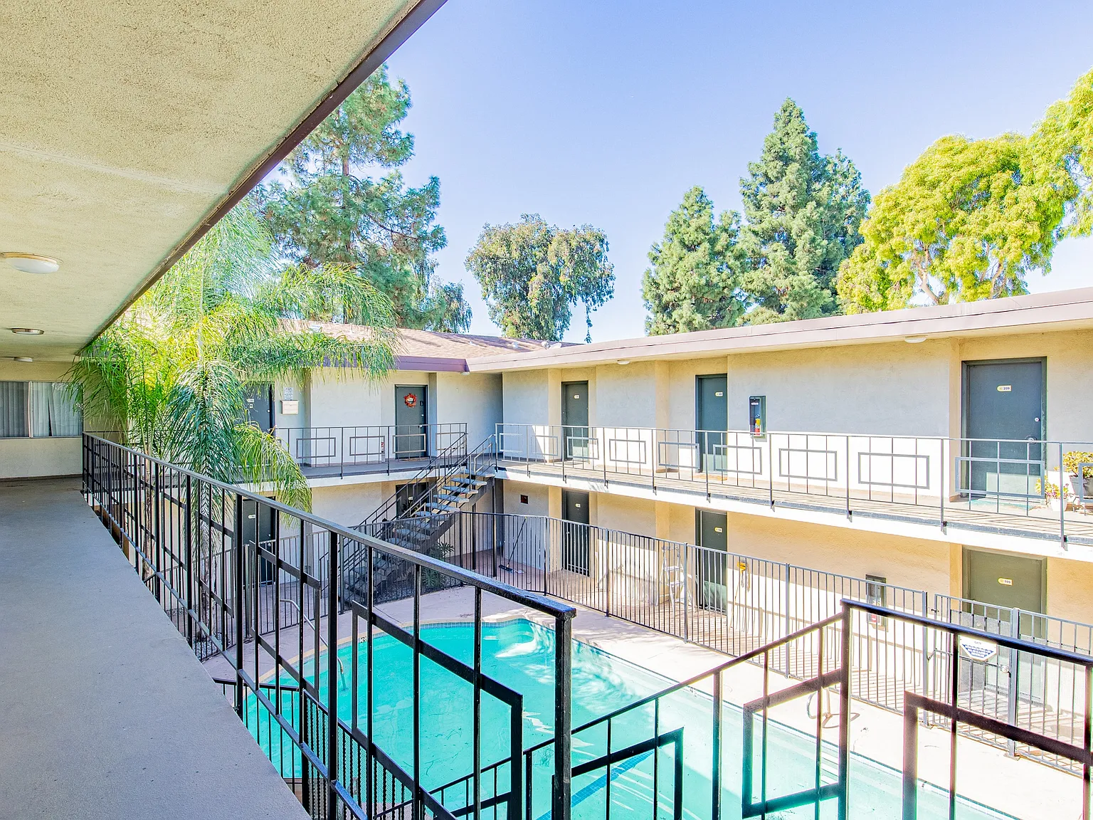 Tujunga Apartments — Photo 3