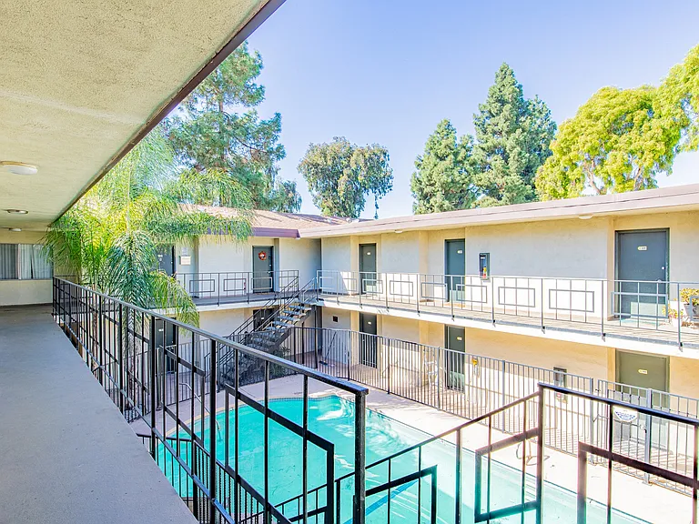 Tujunga Apartments — Photo 3