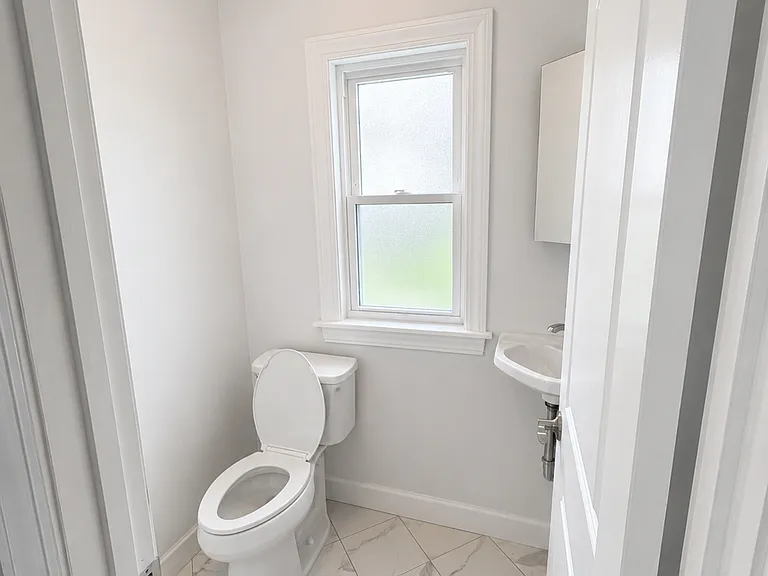 33 Middle St #A — Photo 10