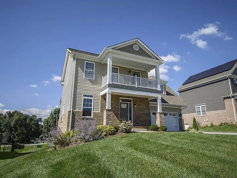 912 Kentwood Dr — Photo 3