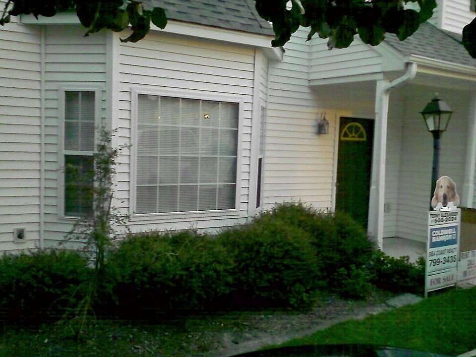 Covered entrance. Bay window