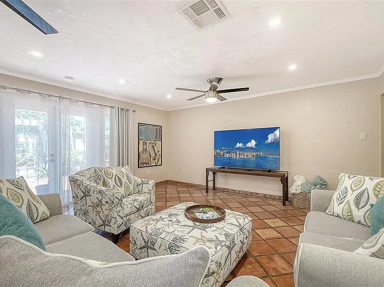 1127 S Osprey Ave — Photo 12