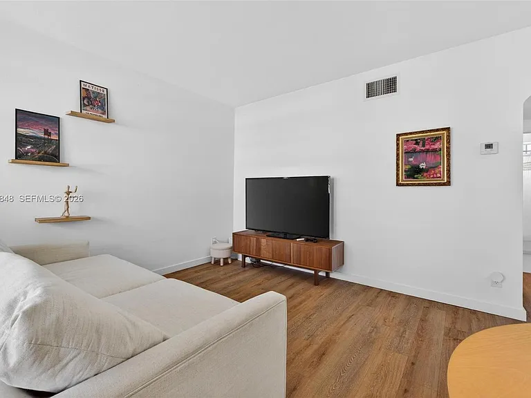 8600 Byron Ave #9 — Photo 11